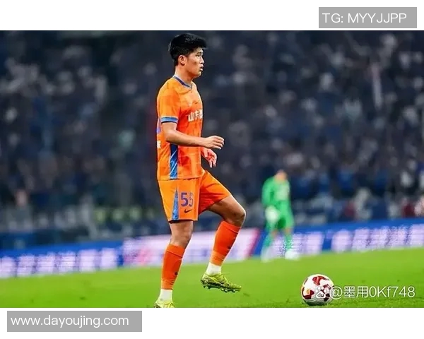 彭啸在比赛中展现出色补位防守能力助力球队稳固后防线