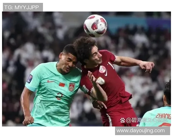 蒋光太凭借头球解围展现防守能力助力球队化解危机的精彩瞬间